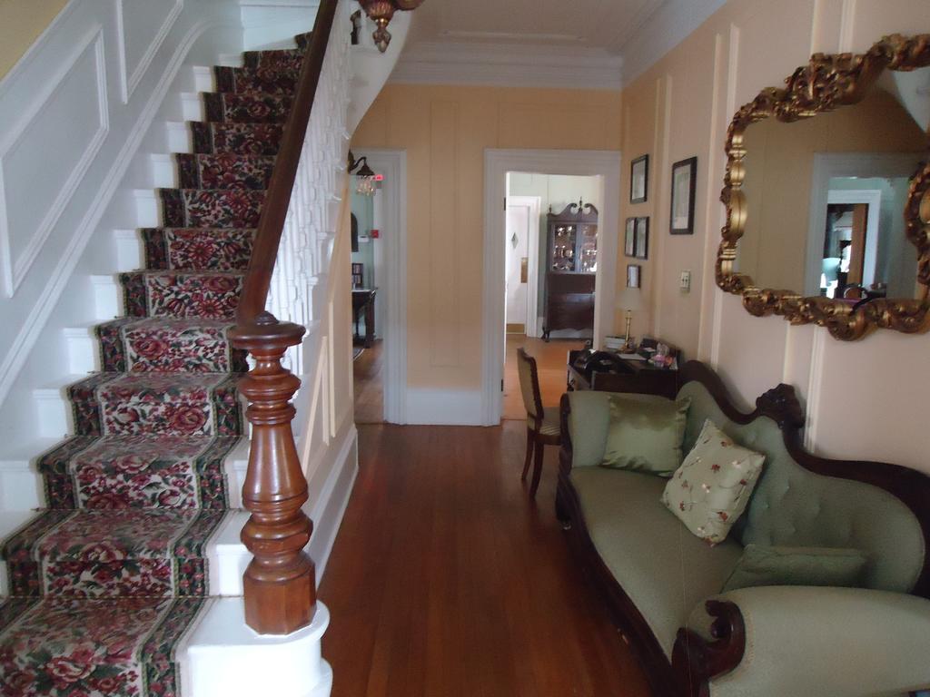 Governor'S Mansion Inn Мирамичи Екстериор снимка