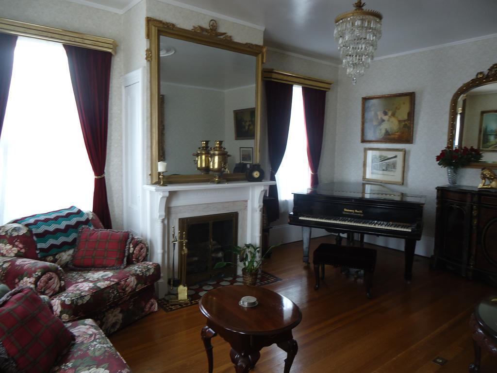 Governor'S Mansion Inn Мирамичи Екстериор снимка