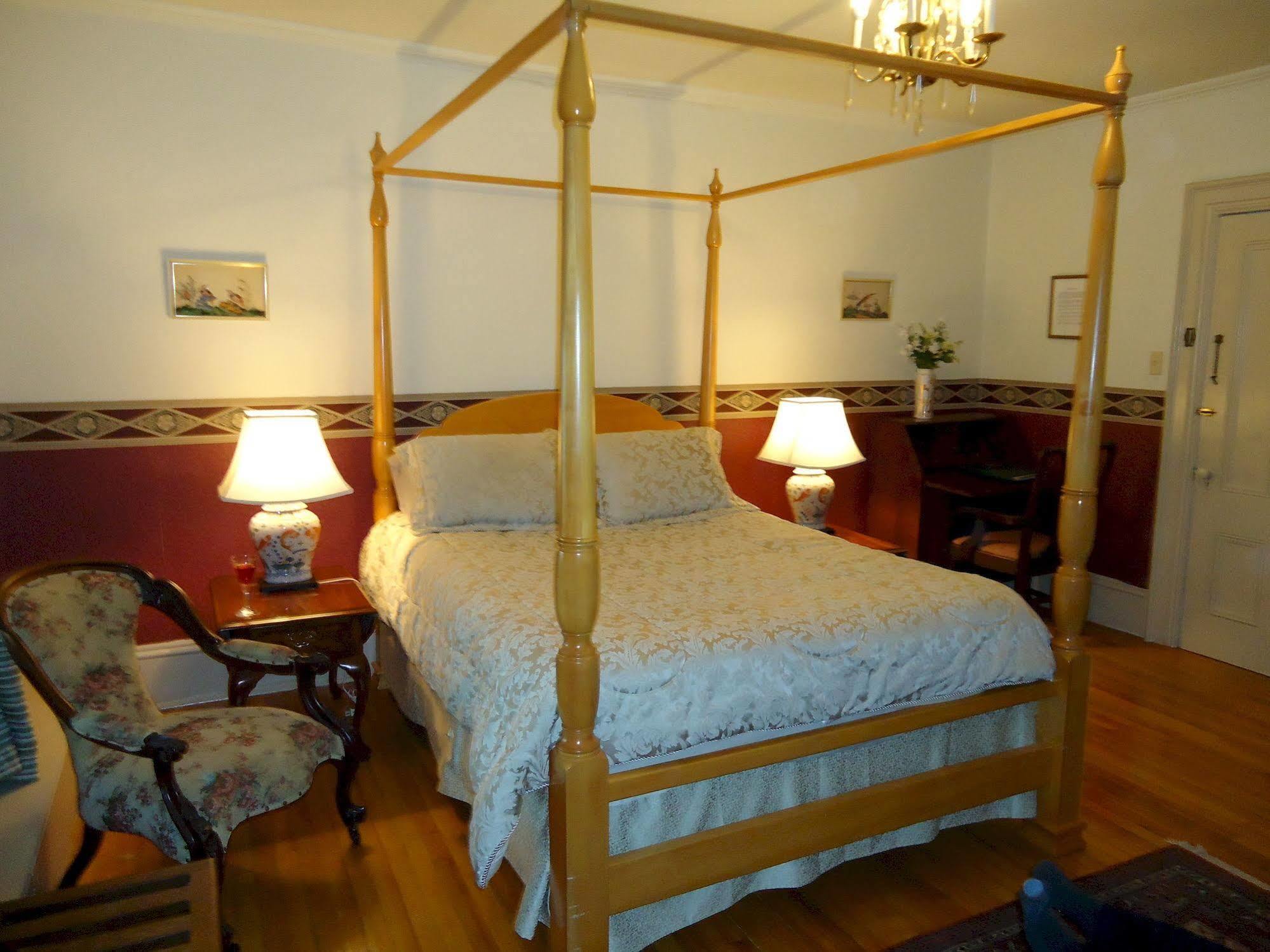 Governor'S Mansion Inn Мирамичи Екстериор снимка